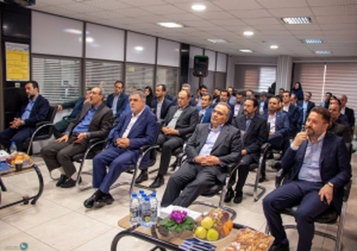 تقدیر از همکار و نماینده برتر منطقه ۸ توسط سندیکای بیمه گران استان گیلان